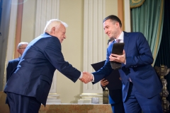 Marian Opania odbiera statuetkę