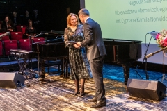 W imieniu nominowanego w kategorii Sztuki Plastyczne Antoniego Fałata Medal pamiątkowy odebrała  córka  Natalia Fałat-Radziejewska.