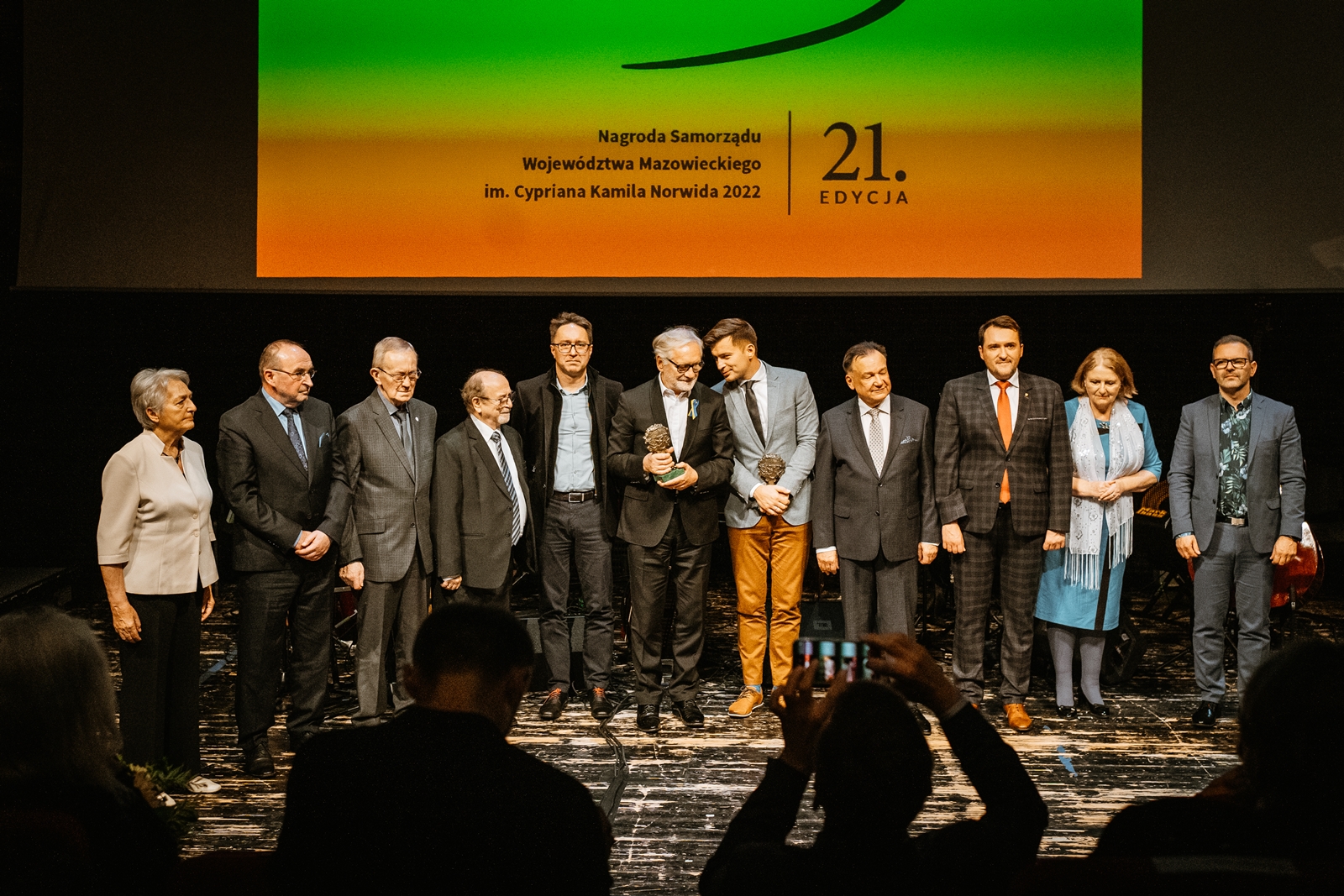 Na scenie stoją laureaci Nagrody im. Norwida, przedstawiciele kapituł i władze samorządu Mazowsza