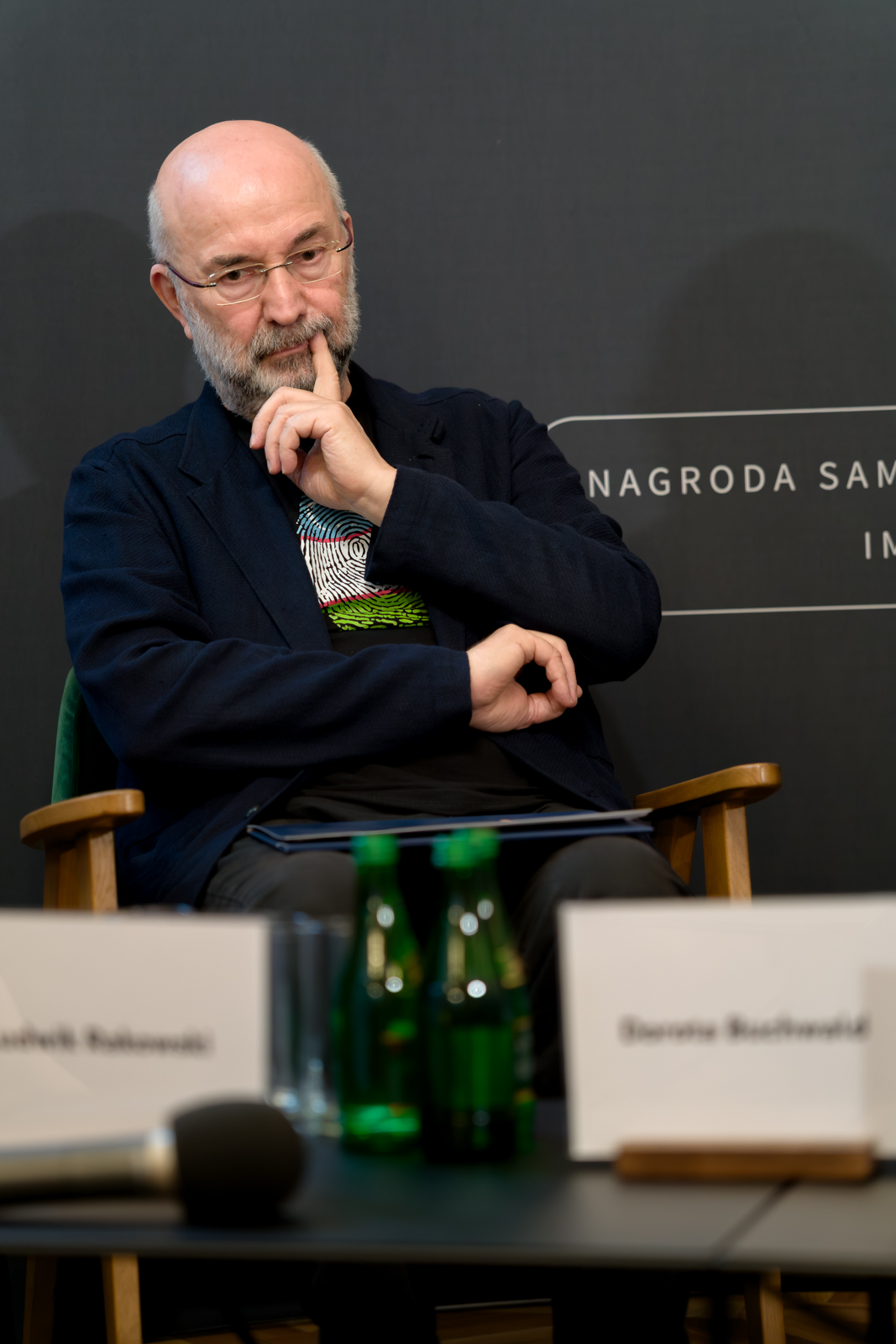 Janusz Fogler siedzi zamyślony