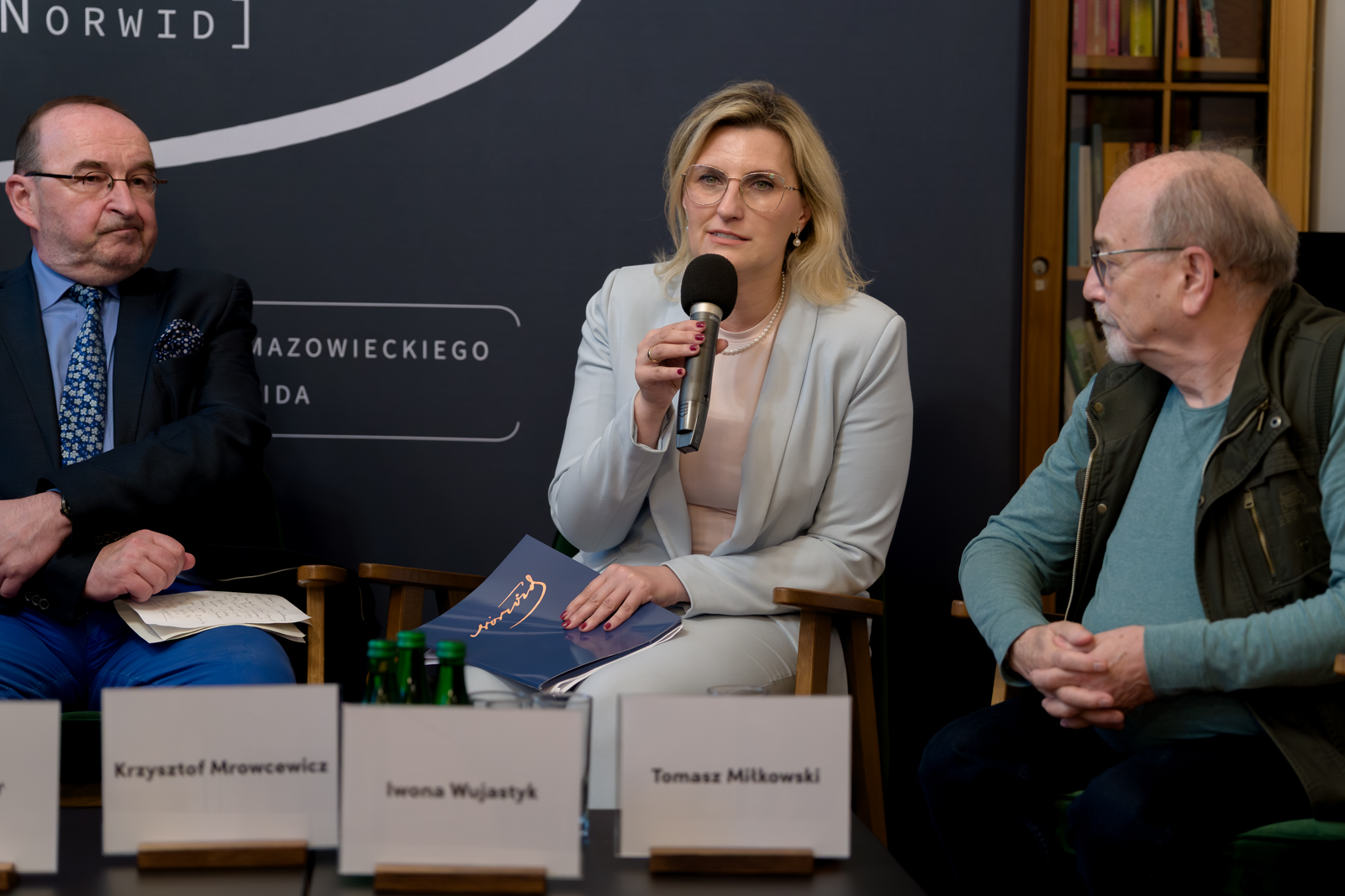 Iwona Wujastyk trzyma mikrofon przy ustach